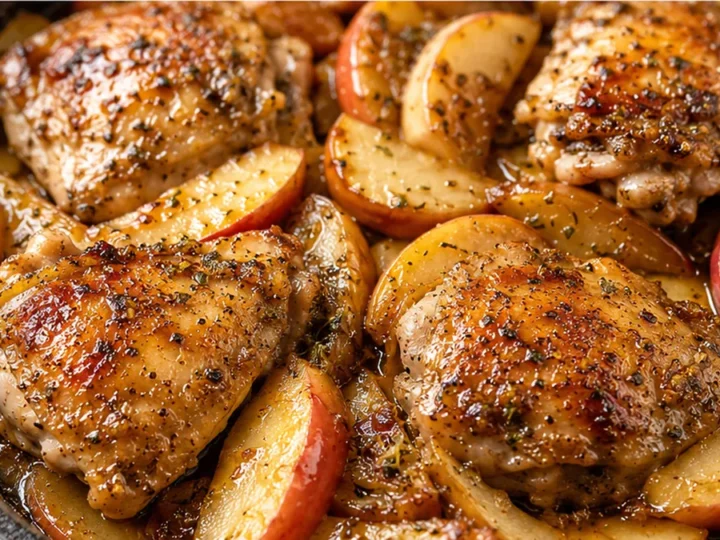 Chicken and Apples Skillet Delight
